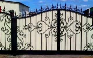 Ворота из профнастила с элементами ковки: фото и цена установки