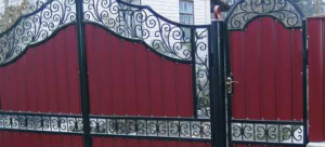 Заборы из металлопрофиля с элементами ковки — фото