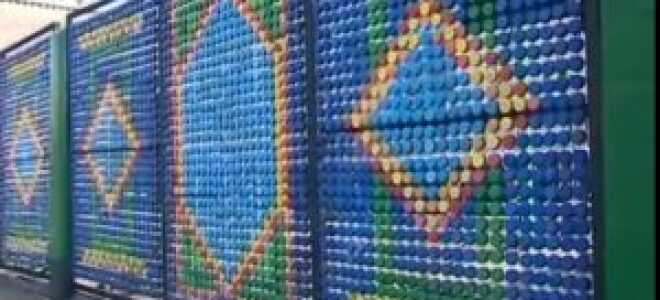 Забор из крышек и пробок от пластиковых бутылок — фото