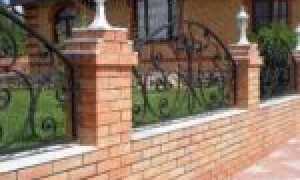 Фото заборов из кирпича с элементами ковки