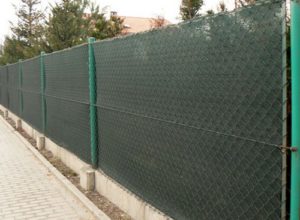 Как задекорировать забор из сетки рабицы? Украшаем забор из сетки рабица - 8 вариантов