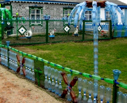 забор из пластиковых бутылок