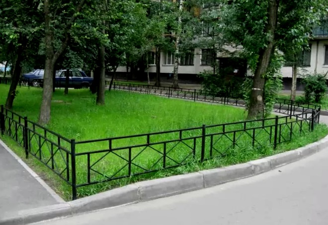 газонное ограждение во дворе