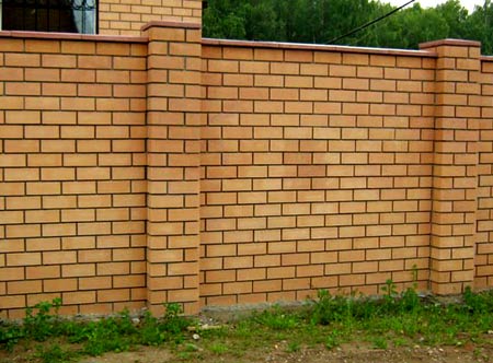забор и кирпича