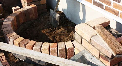 кирпичная клумба 