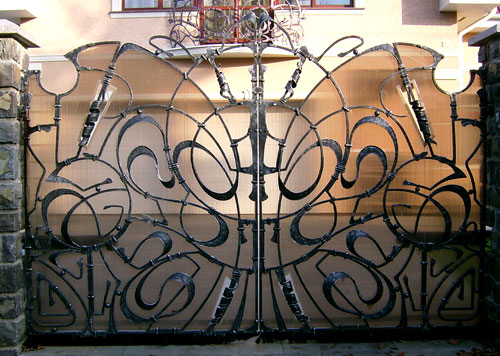 кованый забор с поликарбонатом 