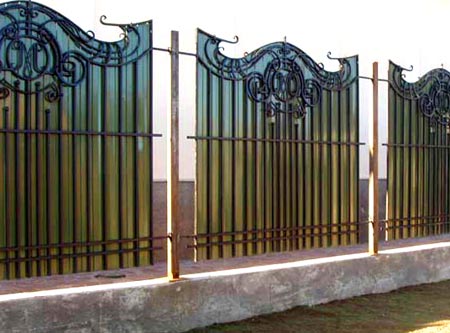 кованая ограда с поликарбонатом 