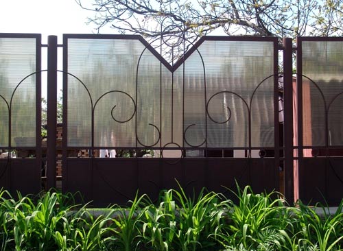 забор из поликарбоната