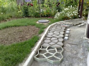 Делаем декоративные заборы для клумб своими руками - фотогалерея и инструкция