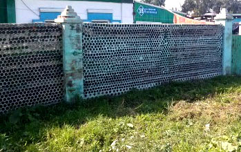 ограда из стеклянных бутылок 