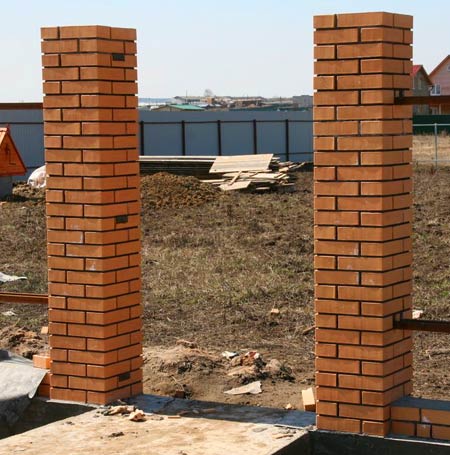 столбы из кирпича