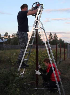 забивка заборного столба 