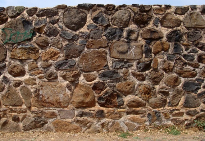 забор из камня