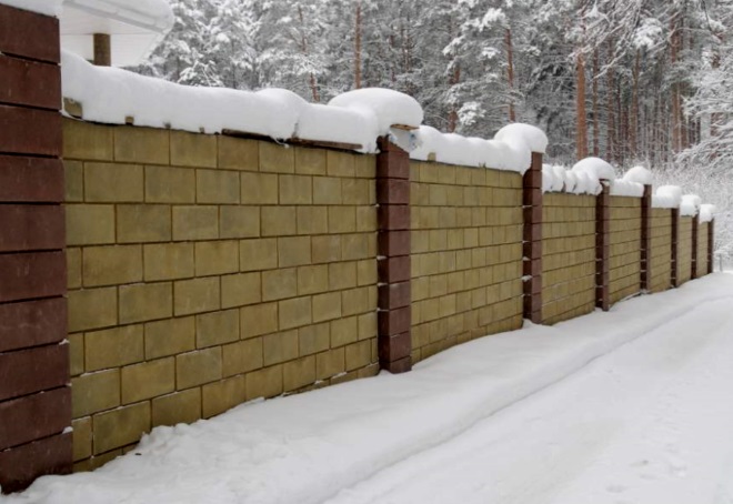 забор из шлакоблоков