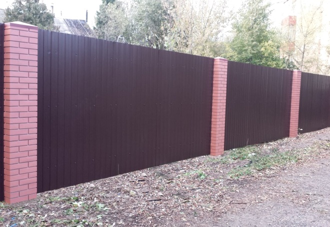 забор с пластиковыми столбами
