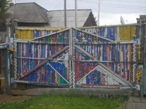 zabor_iz_kryshek_ot_plastikovyx_butylok_08