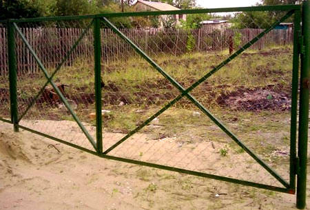зеленые ворота из сетки рабицы 