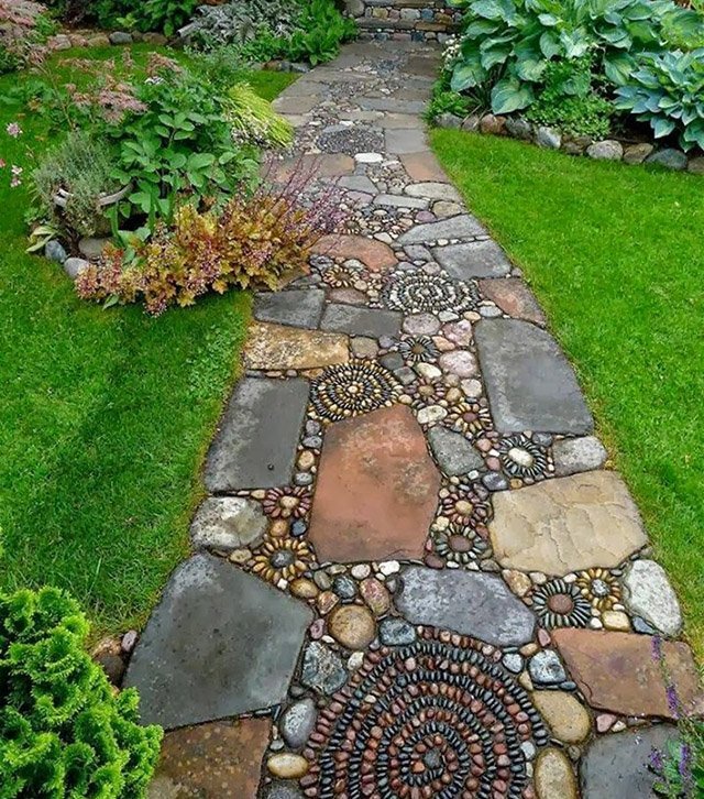 Дорожка из камней разного размера