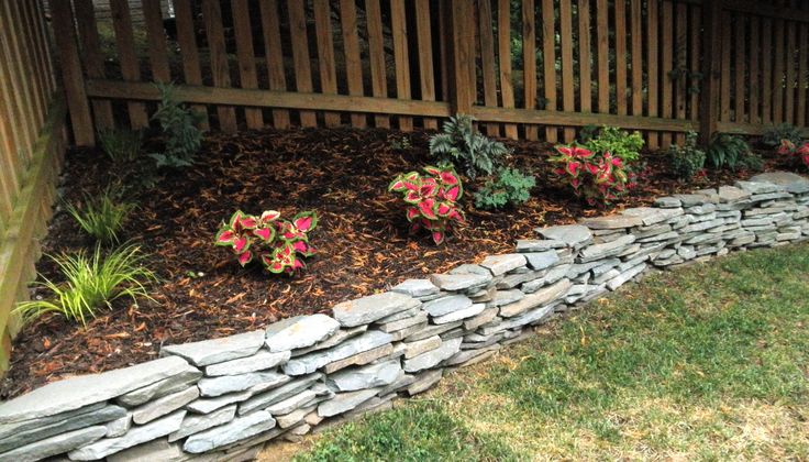 Бордюр из плоских серых камней