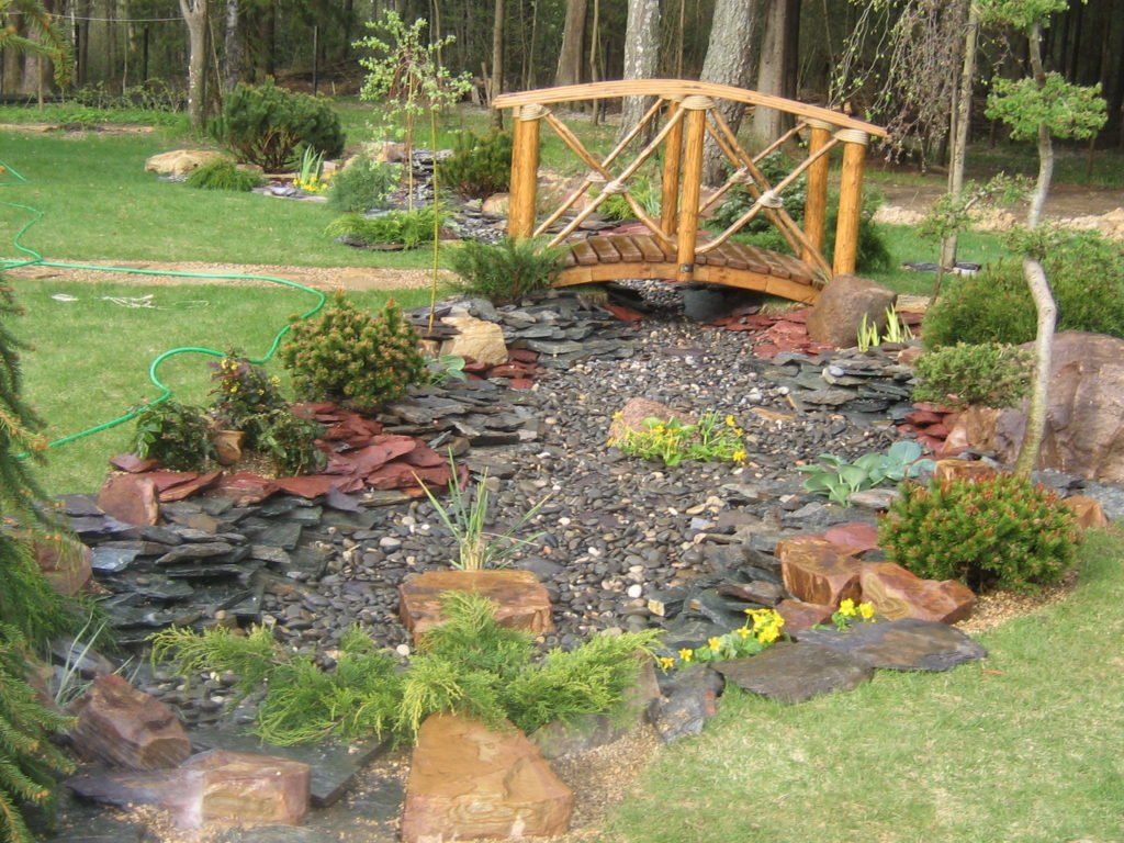 Сухой ручей с мостиком