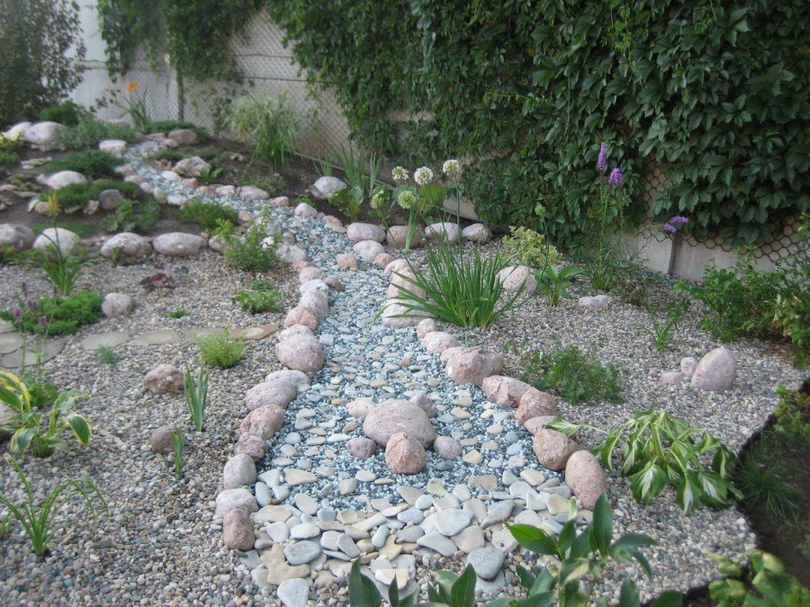 Сухой ручей из крупной и мелкой гальки