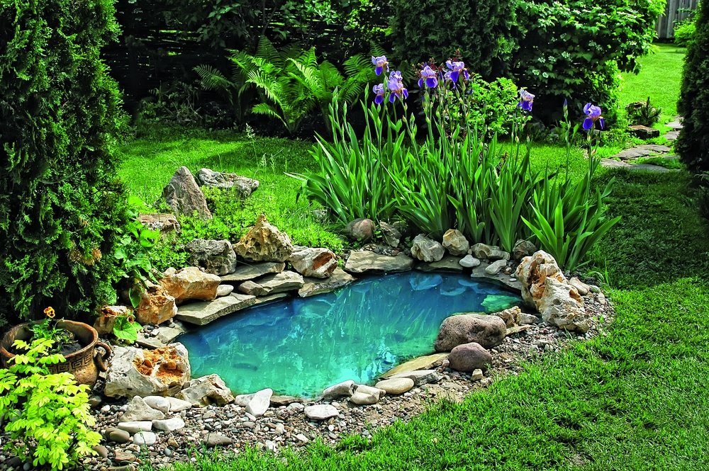 Искусственный водоем с голубой пленкой