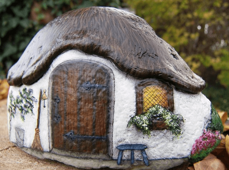 Уютный домик из булыжника