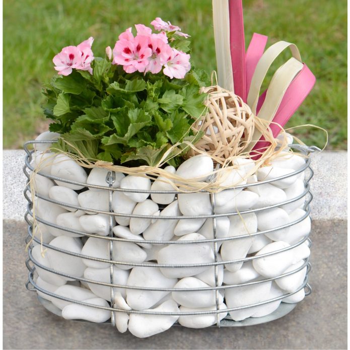 Садовый вазон из габиона с цветком