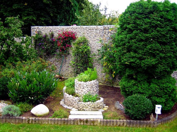 Стена и клумба из габиона и камней