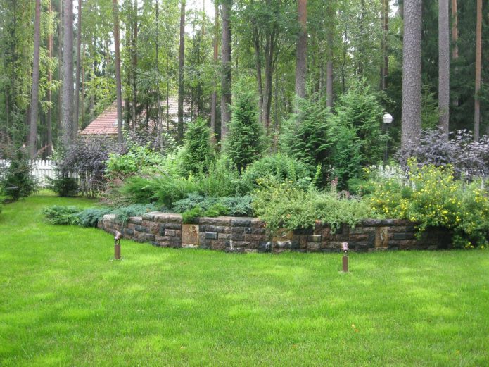 Высокая клумба, облицованная гранитом