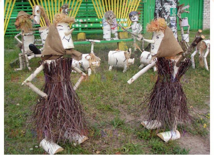 Фигурки женщин из лозы, брёвен и палок