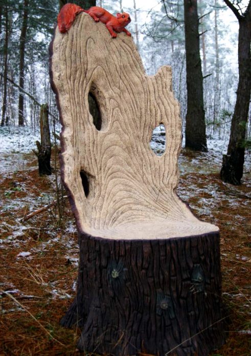 Кресло из пня с белочкой на спинке