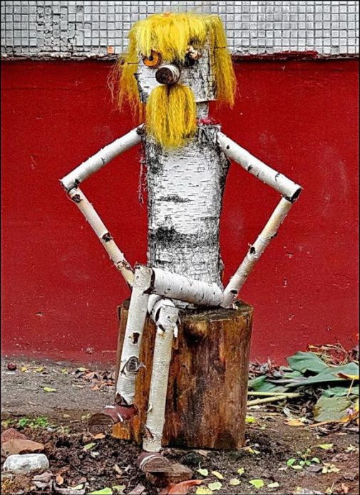 Леший из берёзового бревна и веток