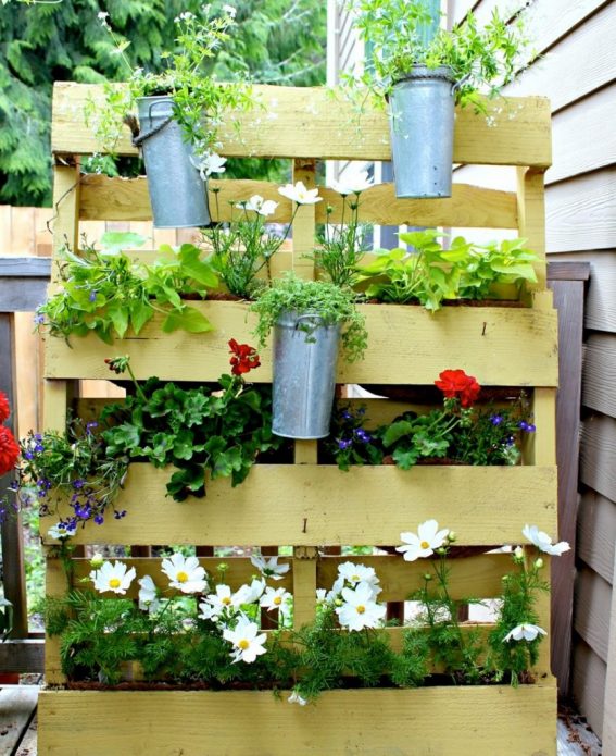 Палетта с горшками, прикреплёнными снаружи