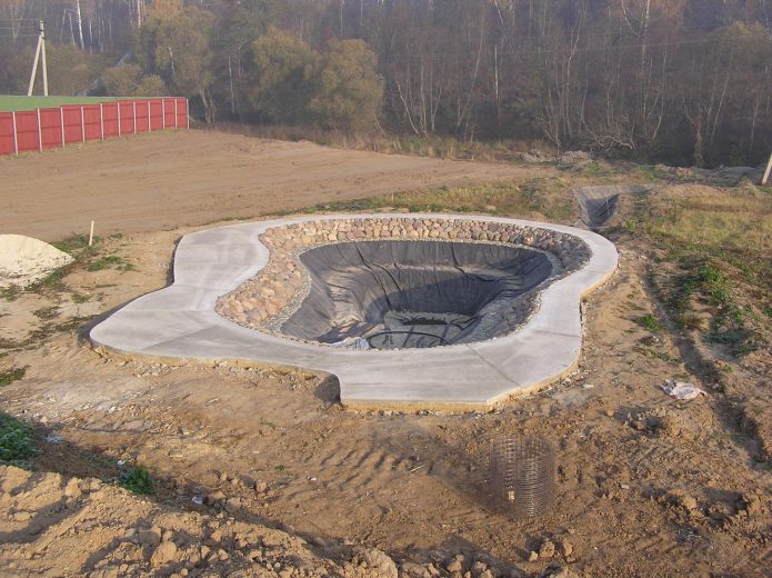 Плёнка на дне водоёма