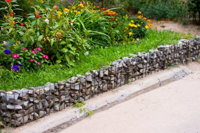 Цветник, огороженный сеткой с камнями