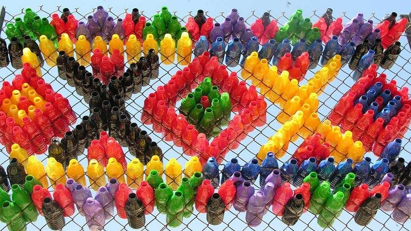 Пластиковые бутылки в сетке
