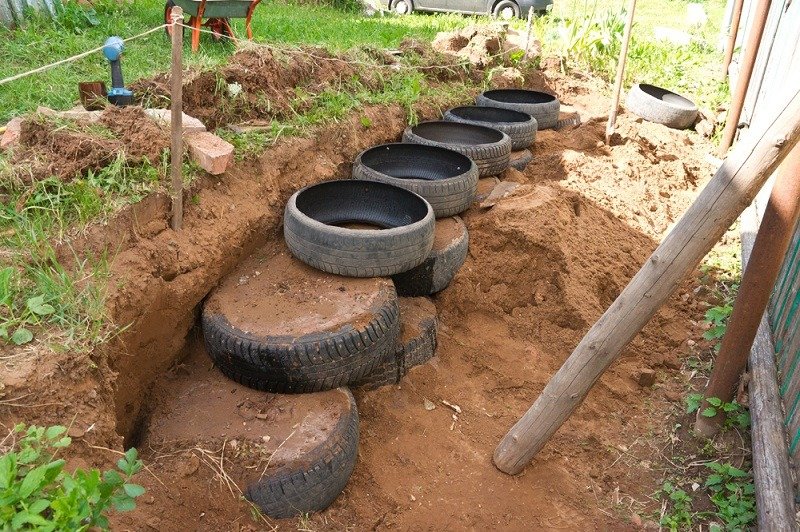 Стена из шин