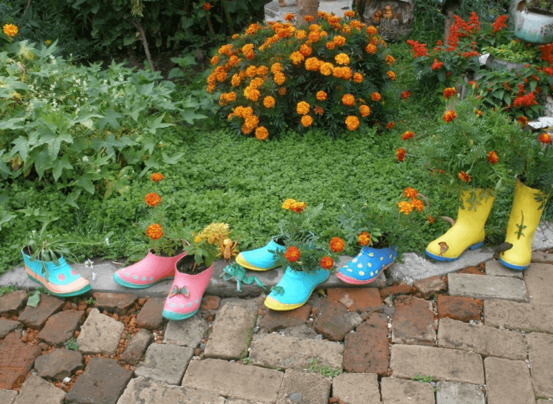 Бордюр из обуви