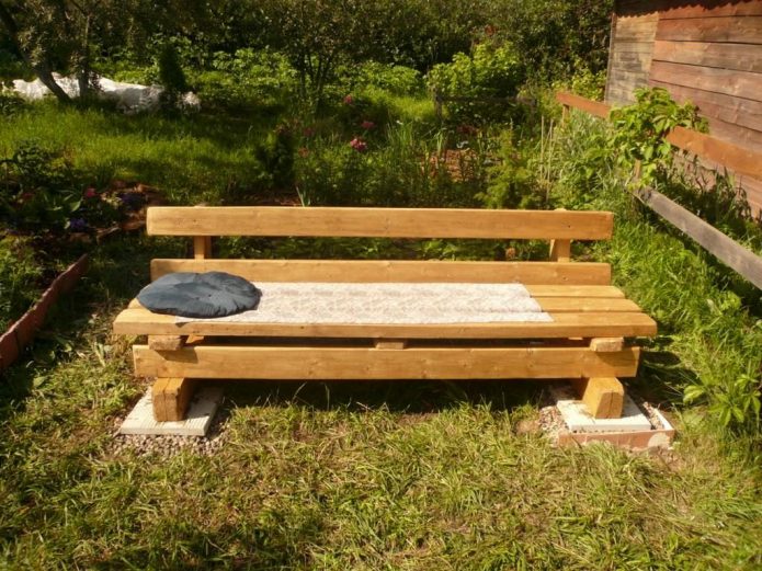 Низкая скамейка из бруса и досок