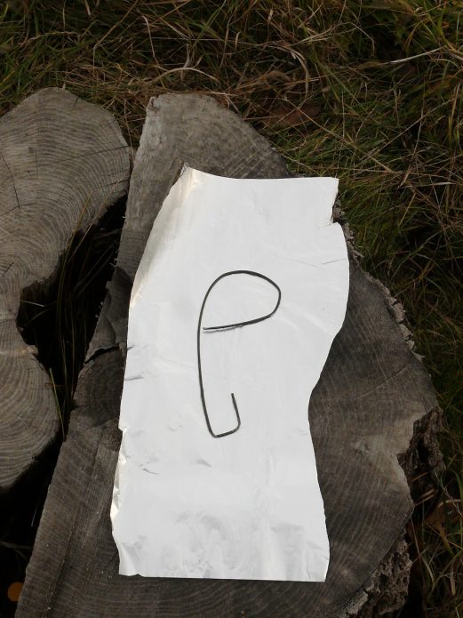 Проволока, загнутая в форме ключа и фольга