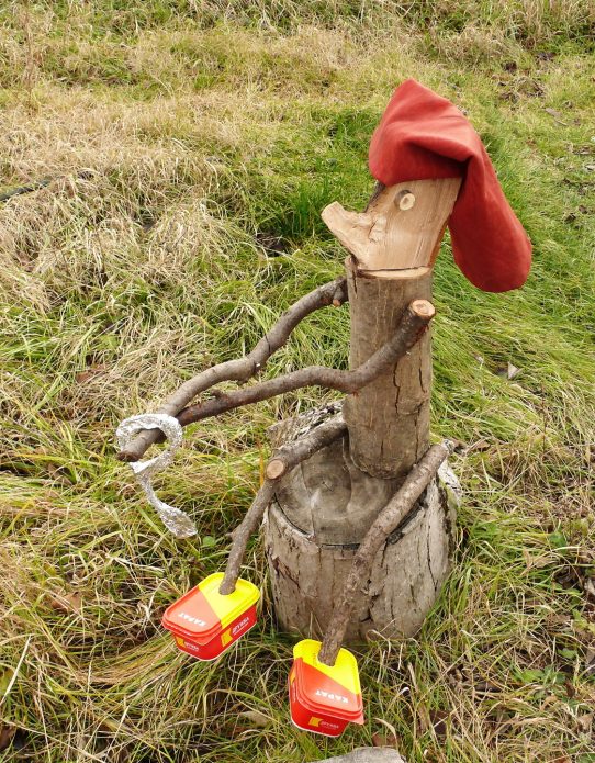 Фигурка Буратино на пеньке