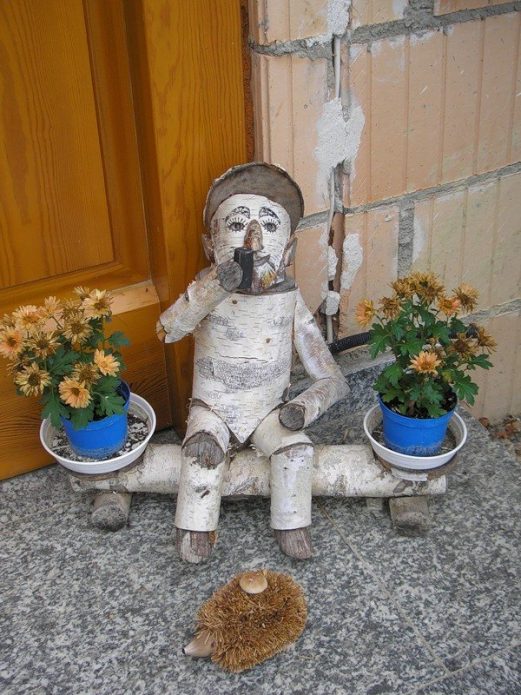 Человечек из берёзовых чурбачков