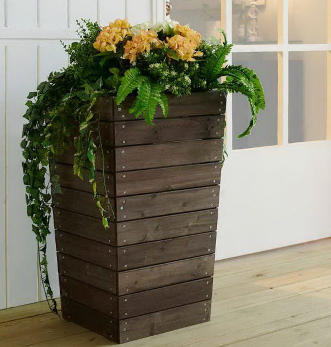 Коричневое кашпо из вагонки