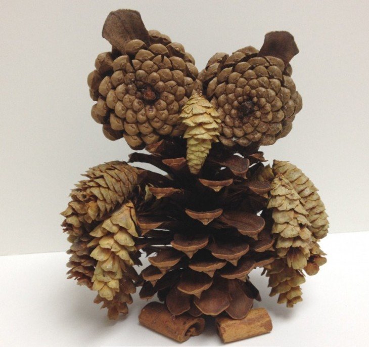 Сова из шишек