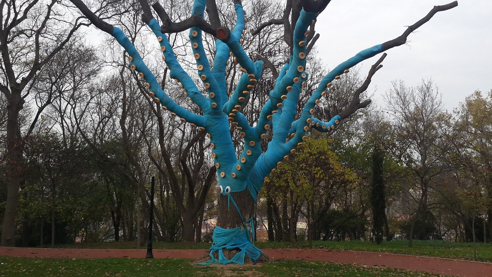 Дерево, декорированное тканью