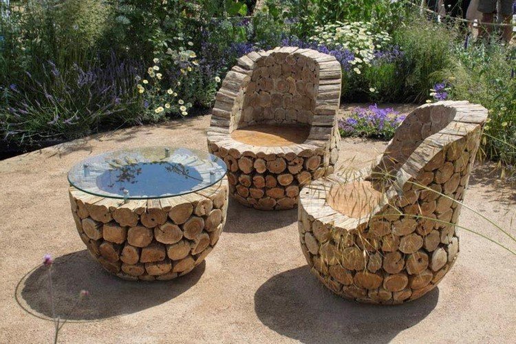 Стол и два кресла из чурбаков