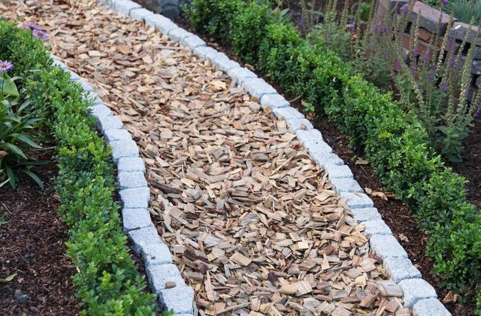 Дорожка из коры деревьев