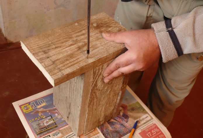 Шуруп в крыше скворечника