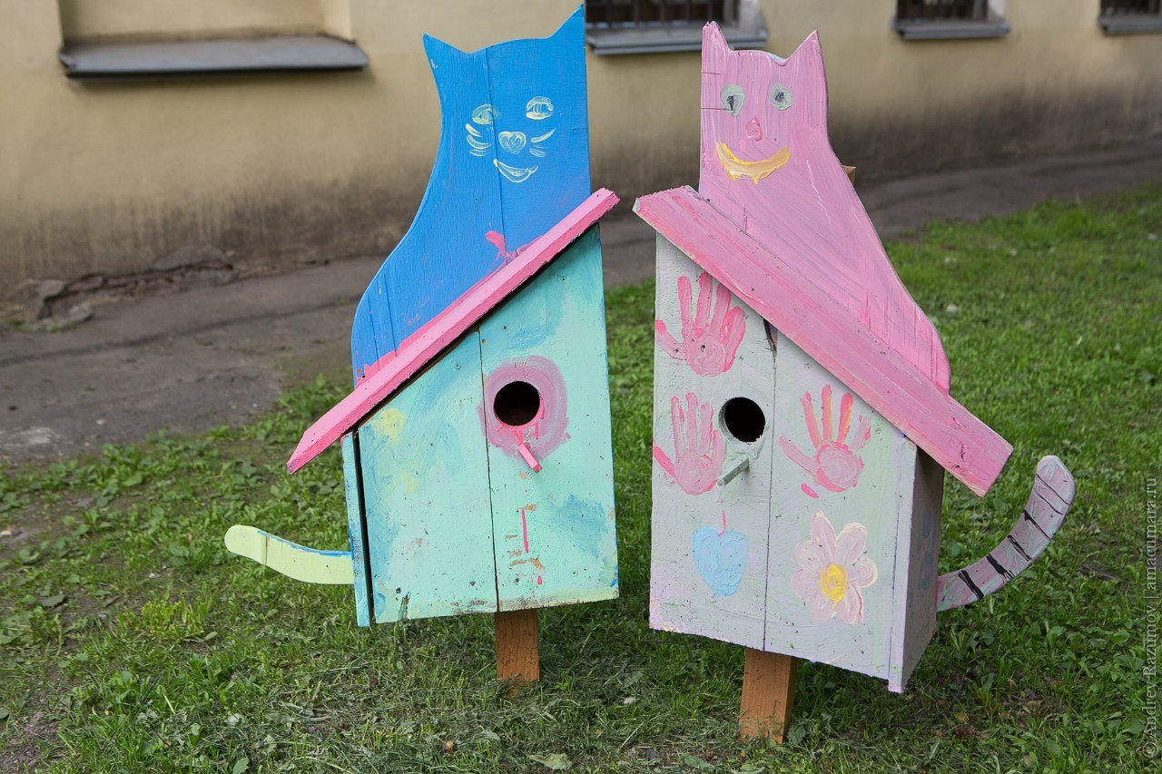 Скворечник с фанерными кошками
